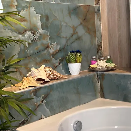 Апартаменты Gjonis House *
